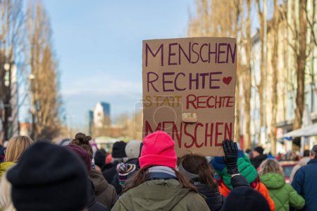 Foto de Gente con pancartas contra el partido derechista AfD en una manifestación en Munich, Alemania. - Imagen libre de derechos