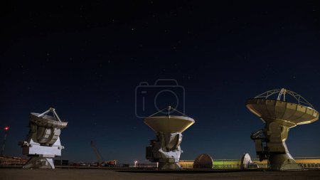 Téléchargez les photos : Tableau de radiotélescope à la station de base ALMA - en image libre de droit