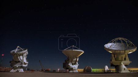 Téléchargez les photos : Tableau de radiotélescope à la station de base ALMA - en image libre de droit