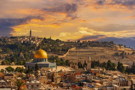 Téléchargez les photos : Vue panoramique de la vieille ville de Jérusalem juste après le lever du soleil - en image libre de droit