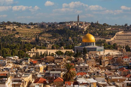 Téléchargez les photos : Vue panoramique de la vieille ville de Jérusalem juste après le lever du soleil - en image libre de droit