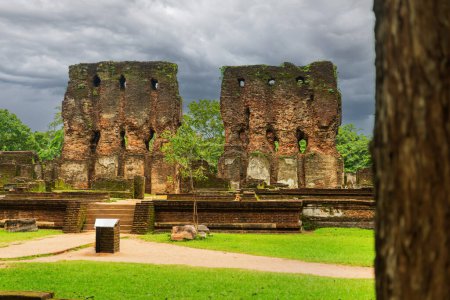 Téléchargez les photos : Palais royal du roi Parakramabahu dans la ville du patrimoine mondial Polonnaruwa - en image libre de droit