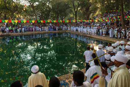 Téléchargez les photos : Les gens se rassemblent au festival Timkat au bain Fasilides à Gondar, en Éthiopie - en image libre de droit