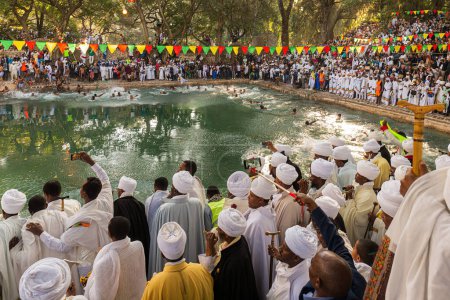 Téléchargez les photos : Foule éthiopienne au festival Timkat à Fasilides Bath à Gondar, Ethiopie - en image libre de droit