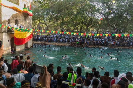 Téléchargez les photos : Foule éthiopienne au festival Timkat à Fasilides Bath à Gondar, Ethiopie - en image libre de droit