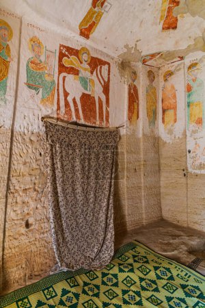 Frescos en la pared de la iglesia de Abuna Yemata Guh tallada en roca en Hawzen