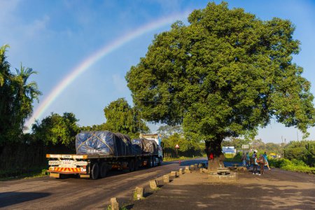 Téléchargez les photos : Camions au poste frontière entre la Zambie et le Zimbabwe à Livingstone, Zambie - en image libre de droit