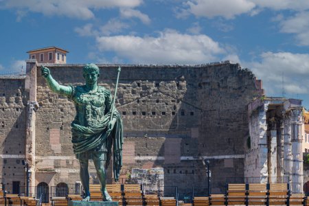 Téléchargez les photos : Statue de l'empereur Auguste à Rome - en image libre de droit