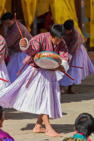 Foto de Monjes ensayando la danza de los demonios en el Señor de la Muerte en el festival de Tsechu en la Trongsa Dzong en Bután rural. - Imagen libre de derechos