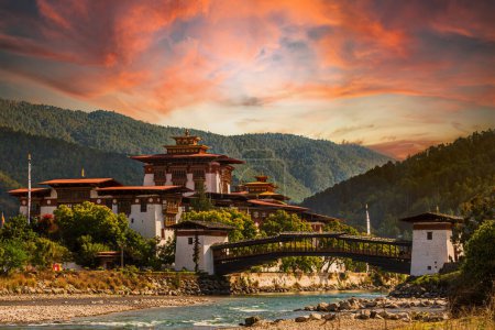 Punakha Dzong au coucher du soleil avec la rivière Mo Chhu au Bhoutan