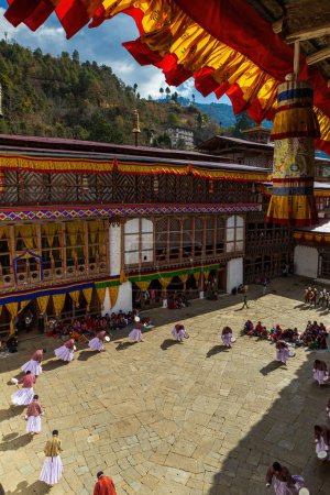 Foto de Monjes ensayando la danza de los demonios en el Señor de la Muerte en el festival de Tsechu en la Trongsa Dzong en Bután rural. - Imagen libre de derechos