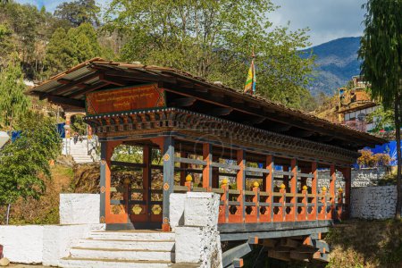 Die Brücke, die zum schönen Dzong von Trongsa führt