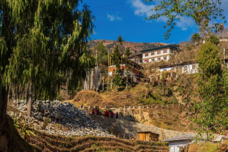Vue sur la Trongsa Dzong par une journée ensoleillée avec un ciel bleu