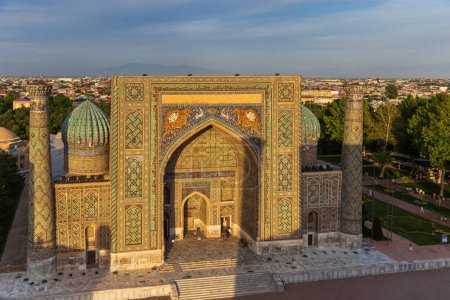Téléchargez les photos : Registan Sher Dor Madrasa fait partie de la ville antique de Registan, Samarkand en Ouzbékistan - en image libre de droit
