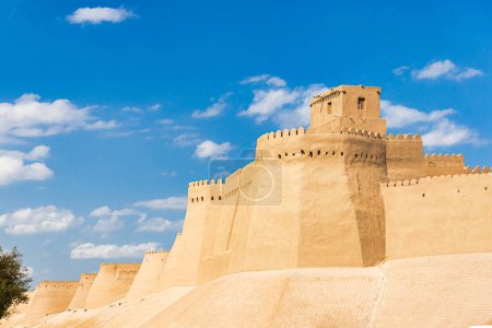 Murs de forteresse extérieurs de l'ancienne ville de Khiva, région de Khorezm. Anciennes sépultures sur le mur extérieur d'Ichan Kala.