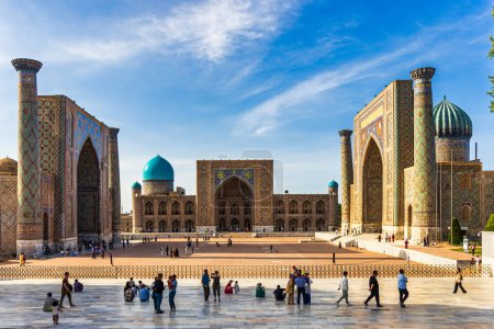 Place du Registan avec trois madrasahs et des touristes sur la plate-forme d'observation