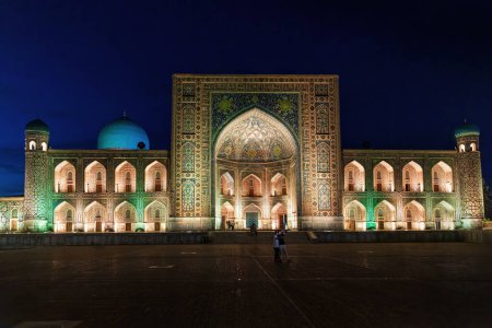 Madraza Tilya-Kori con luces en la plaza de Registán