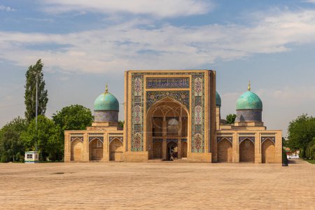 Téléchargez les photos : La madrasa Barak Khan au Hast Imam Square ou Hazrati Imam est un centre religieux à Tachkent - en image libre de droit