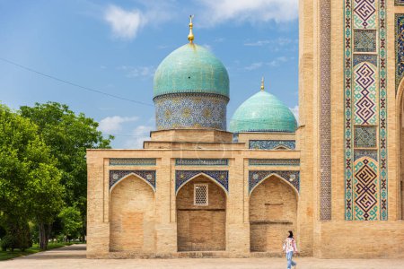 Téléchargez les photos : La madrasa Barak Khan au Hast Imam Square ou Hazrati Imam est un centre religieux à Tachkent - en image libre de droit