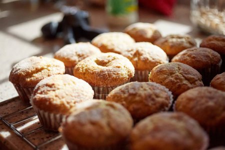 Téléchargez les photos : Gros plan de cupcakes frais cuits au four dans la cuisine - en image libre de droit