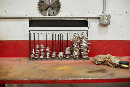 Téléchargez les photos : Une sélection de colliers de serrage sur un banc de travail de garage désordonné. - en image libre de droit