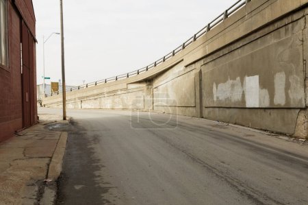 Foto de Calle vacía por puente de hormigón en Kansas City, Missouri, EE.UU. - Imagen libre de derechos
