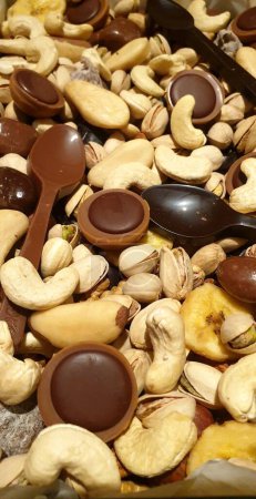 Foto de Variedad de frutos secos, surtidos, almendras, pistachos, cacahuetes, nueces, Brasil, dulces. Foto de alta calidad - Imagen libre de derechos
