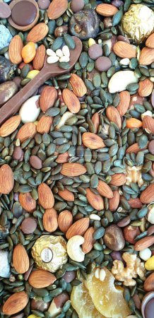 Téléchargez les photos : Contexte naturel de différents types de noix. Photo de haute qualité - en image libre de droit