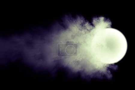 Téléchargez les photos : Espace magique abstrait, boule lumineuse avec de la fumée sur fond noir. Photo de haute qualité - en image libre de droit