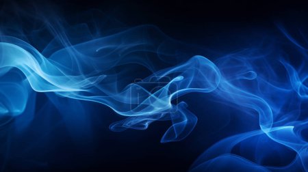 Téléchargez les photos : Fumée bleue avec fond noir - en image libre de droit