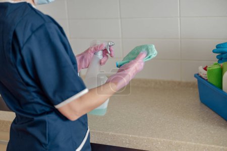 Foto de Primer plano de la pared de baldosas de lavado de camarera con detergente y trapo. Concepto de limpieza - Imagen libre de derechos