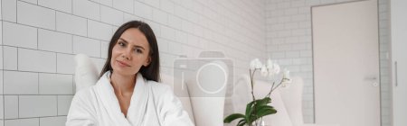Foto de Mujer en albornoz blanco relajante durante el procedimiento médico en la clínica de belleza. Foto de alta calidad - Imagen libre de derechos