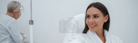 Foto de Mujer en albornoz blanco durante el procedimiento médico en la clínica de belleza. Foto de alta calidad - Imagen libre de derechos
