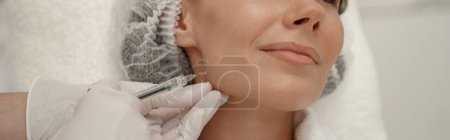 Foto de Cosmetólogo hace rejuvenecedor anti arrugas inyecciones en la cara de la mujer. Foto de alta calidad - Imagen libre de derechos
