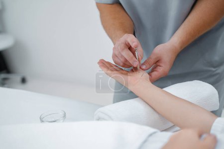 Foto de Médico realizar tratamiento de acupuntura profesional en spa de belleza en el cuerpo de las mujeres. Foto de alta calidad - Imagen libre de derechos