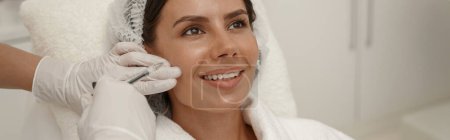 Foto de Cosmetólogo hace rejuvenecedor anti arrugas inyecciones en la cara de la mujer. Foto de alta calidad - Imagen libre de derechos
