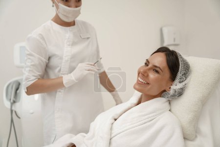 Téléchargez les photos : Cosmetologue fait rajeunissant anti rides injections sur le visage de la femme. Photo de haute qualité - en image libre de droit