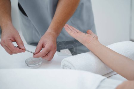 Téléchargez les photos : Médecin effectuer un traitement d'acupuncture professionnelle dans le spa de beauté sur le corps des femmes. Photo de haute qualité - en image libre de droit