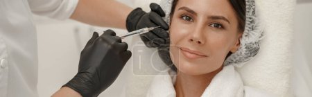Téléchargez les photos : Cosmetologue fait rajeunissant anti rides injections sur le visage de la femme. Photo de haute qualité - en image libre de droit