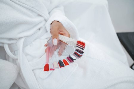 Foto de Paleta de colores femenina para uñas de manicura y pedicura en salón. Foto de alta calidad - Imagen libre de derechos