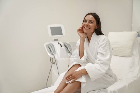 Foto de Mujer en albornoz blanco relajante durante el procedimiento médico en la clínica de belleza. Foto de alta calidad - Imagen libre de derechos