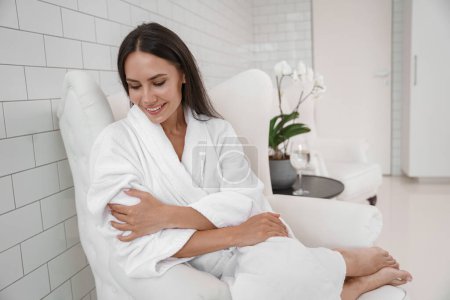 Téléchargez les photos : Femme en peignoir blanc relaxant pendant la procédure médicale en clinique de beauté. Photo de haute qualité - en image libre de droit