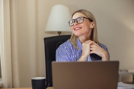 Téléchargez les photos : Belle femme pigiste travaillant sur ordinateur portable à partir du bureau à la maison. Photo de haute qualité - en image libre de droit