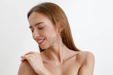 Téléchargez les photos : Femme tendre avec une peau parfaite sur fond blanc studio. Photo de haute qualité - en image libre de droit