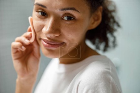 Foto de La mujer limpia la piel usando esponja facial natural. Concepto de cuidado de la piel. Foto de alta calidad - Imagen libre de derechos