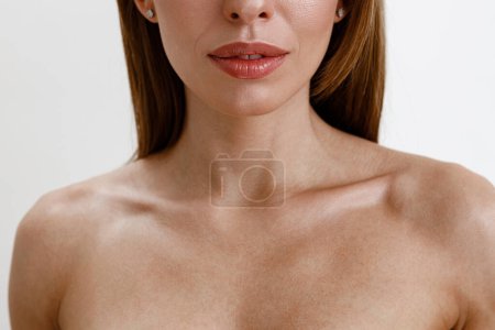 Foto de Mujer tierna con piel perfecta sobre fondo de estudio blanco. Foto de alta calidad - Imagen libre de derechos