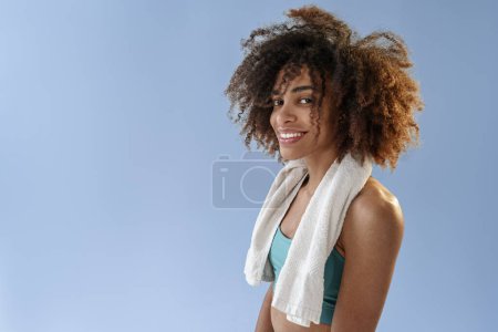 Foto de Mujer de pie con toalla alrededor de su cuello sobre el fondo del estudio. Foto de alta calidad - Imagen libre de derechos