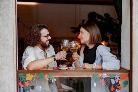 Foto de Una pareja bebiendo vino en el restaurante y hablando. Concepto de citas y vacaciones. Foto de alta calidad - Imagen libre de derechos