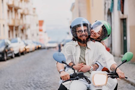 Téléchargez les photos : Heureux couple dans des chapeaux de protection roulent sur scooter vintage dans la rue Lisbonne. Photo de haute qualité - en image libre de droit