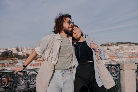 Téléchargez les photos : Couple touristique câlin sur la vieille rue de Lisbonne. Tourisme ou relation romantique concept - en image libre de droit